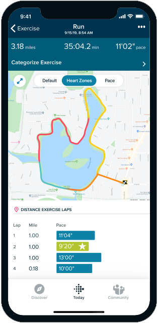 Fitbit 应用程序中 GPS 追踪锻炼，其中路线的颜色对应于用户的心率强度